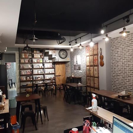 Quiet Hostel - Minquan Inn Тайнань Екстер'єр фото