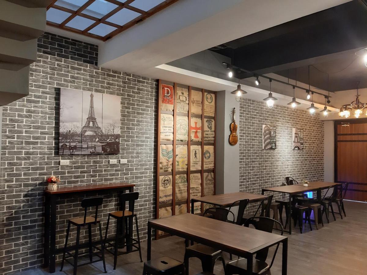 Quiet Hostel - Minquan Inn Тайнань Екстер'єр фото