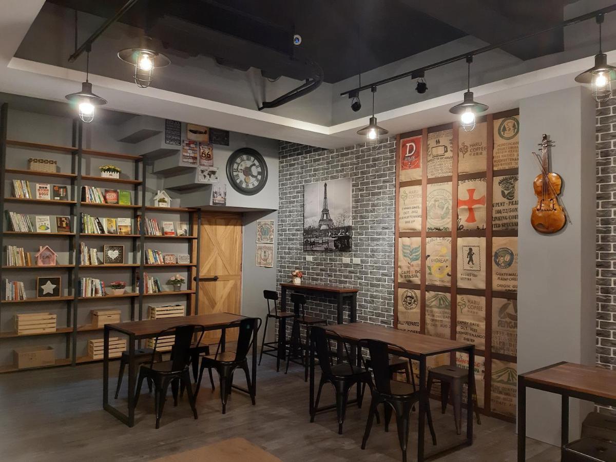 Quiet Hostel - Minquan Inn Тайнань Екстер'єр фото