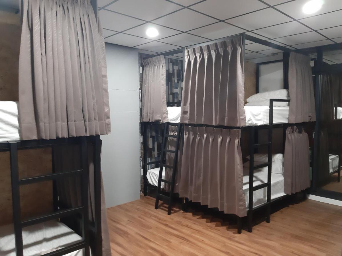 Quiet Hostel - Minquan Inn Тайнань Екстер'єр фото