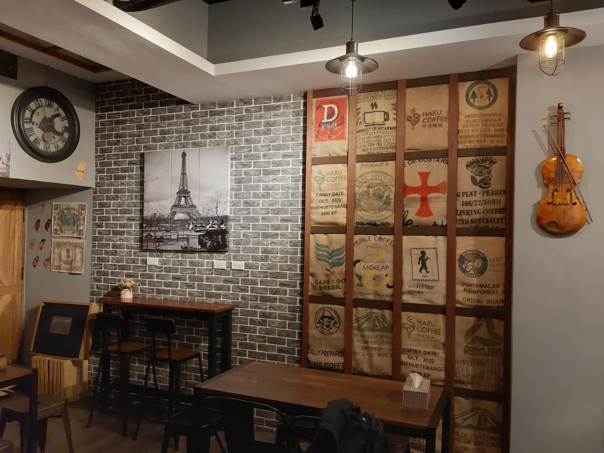 Quiet Hostel - Minquan Inn Тайнань Екстер'єр фото
