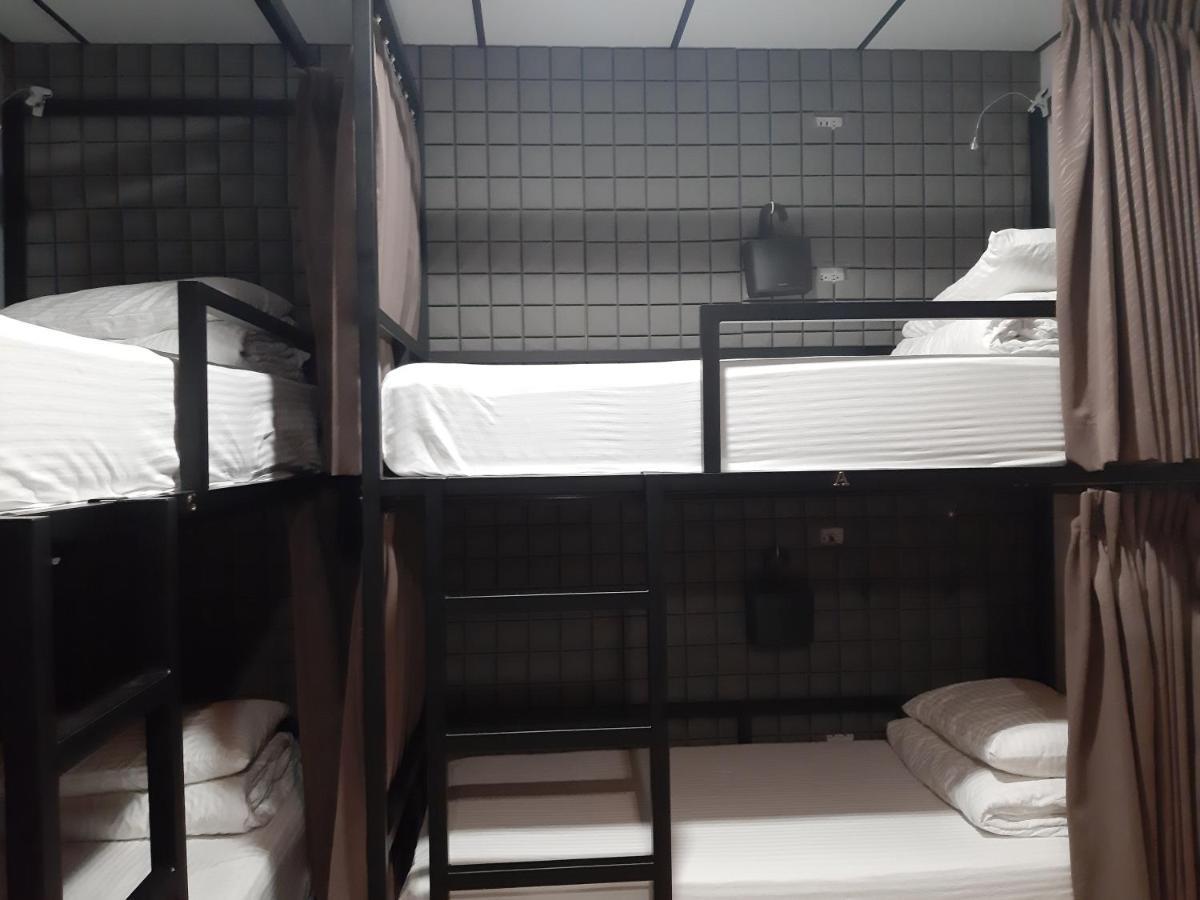 Quiet Hostel - Minquan Inn Тайнань Екстер'єр фото